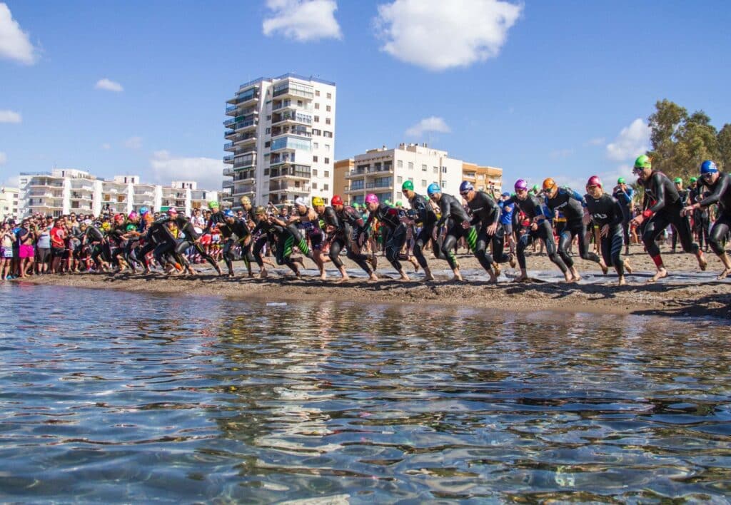 FETRI/ imagen de la salida en un triatlón en Äguilas