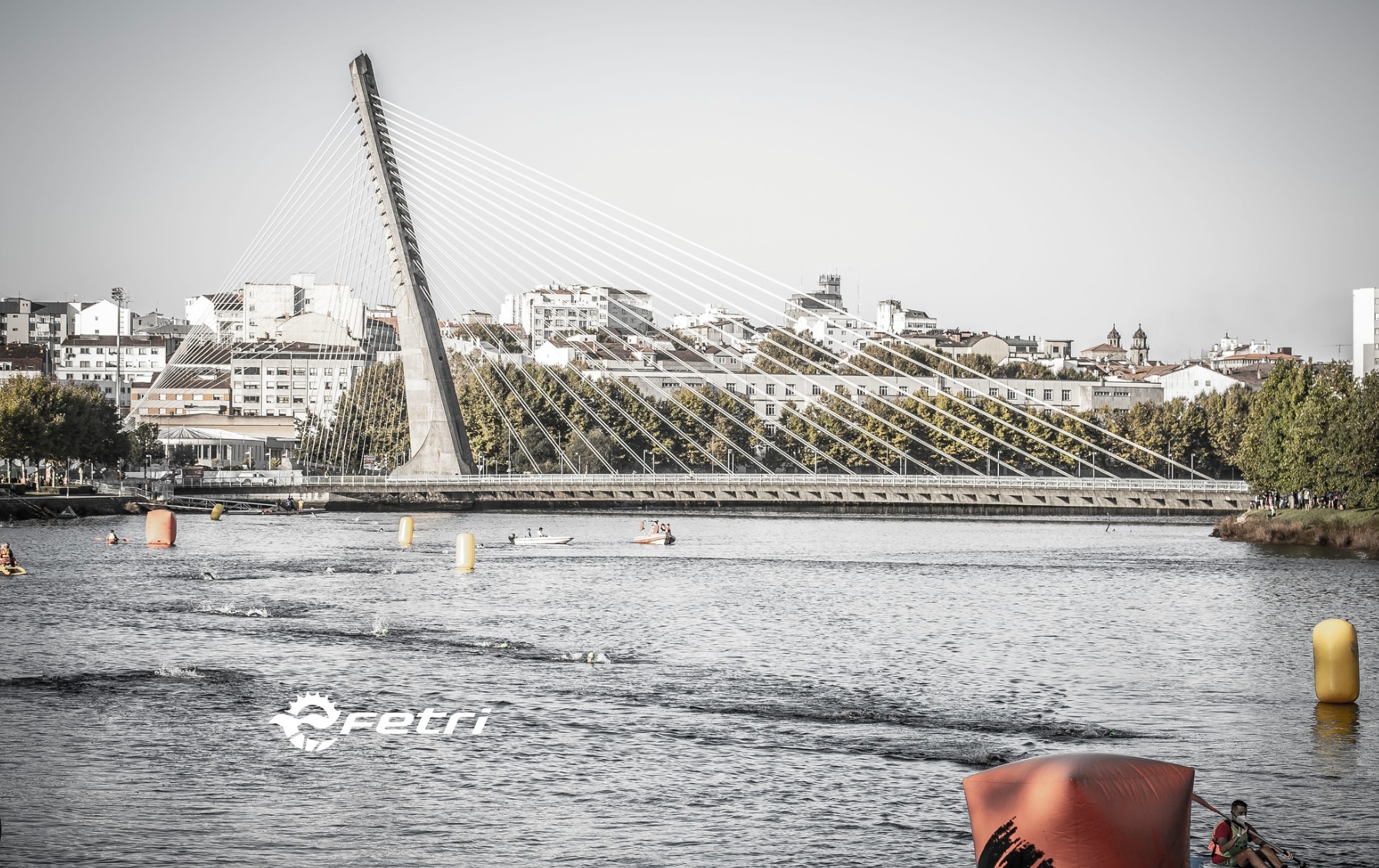 FETRI/ Bild vom Schwimmen eines Triathlons in Ponntevedra