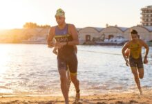 Bild eines Triathleten, der beim ICAN TRIATHLON aus dem Wasser kommt