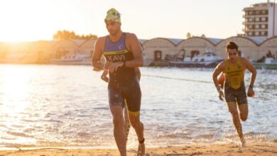 Immagine di un triatleta che esce dall'acqua all'ICAN TRIATHLON