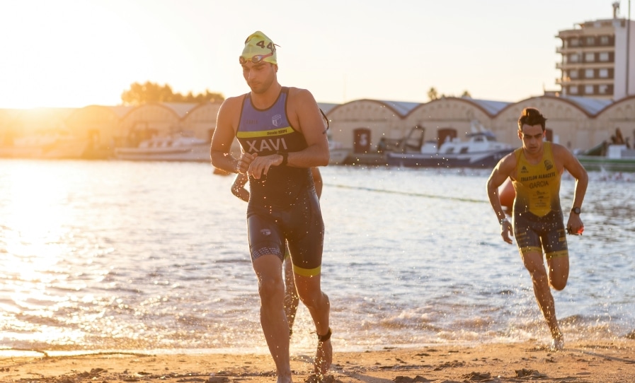 Imagen de un triatleta saliendo del agua del ICAN TRIATHLON