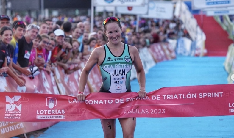 FETRI/ Noelia Juan vencendo o triatlo de velocidade nacional