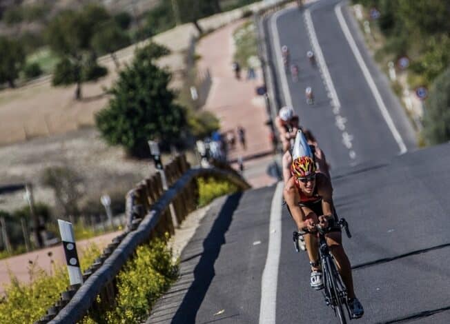 CHF/ Immagine dei triatleti del settore ciclismo del Challenge Peguera