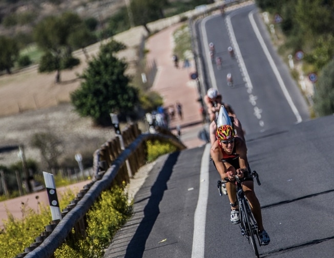 CHF/ Imagen de triatletas en el sector ciclista del Challenge Peguera