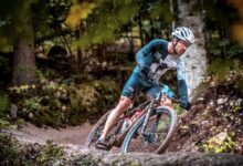 XTERRA/ ein Triathlet, der das Radsportsegment eines XTERRA hinuntersteigt