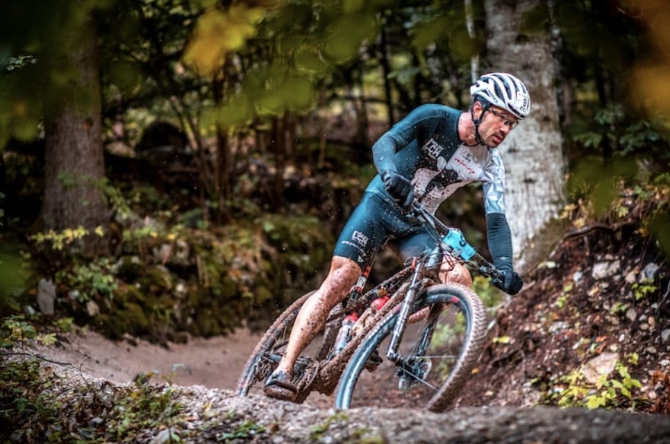 XTERRA/ un triatleta bajando en el segmento ciclista de un XTERRA