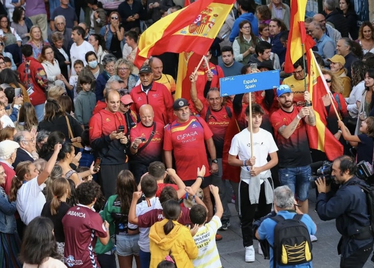 FETRI/ Groupes d'âge espagnols dans le défilé