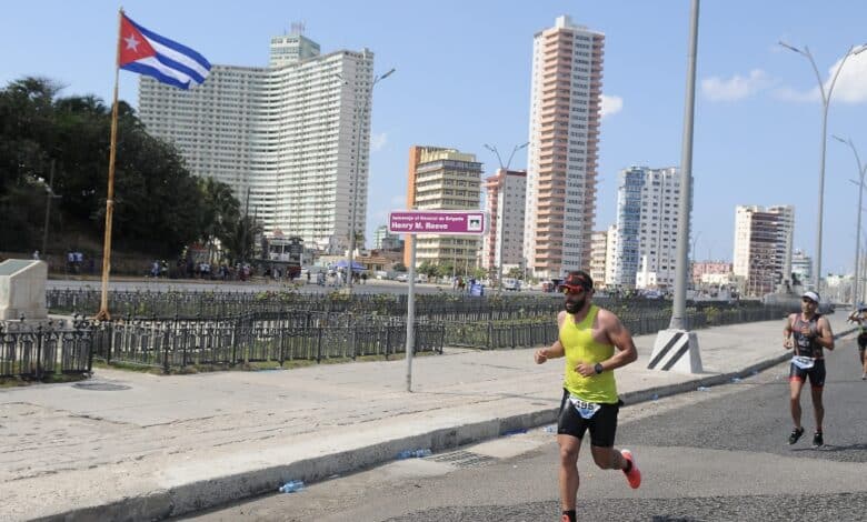 Triatletas corriendo en la Habana