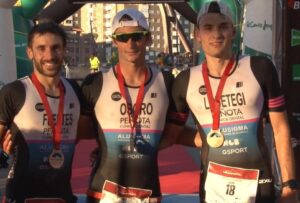 Pódium masculino del Bilbao Triathlon 2023