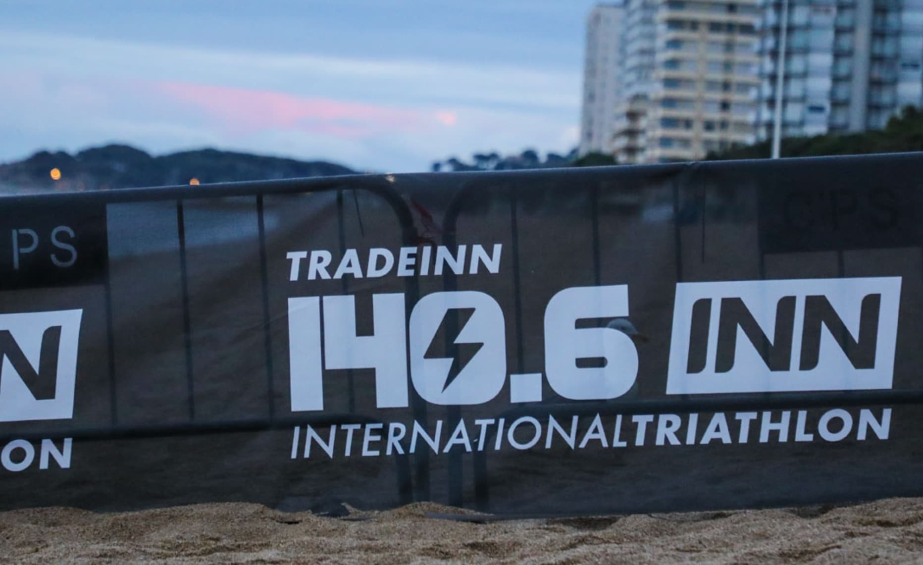 Imagen de la salida del Tradeinn International Triathlon 1406INN
