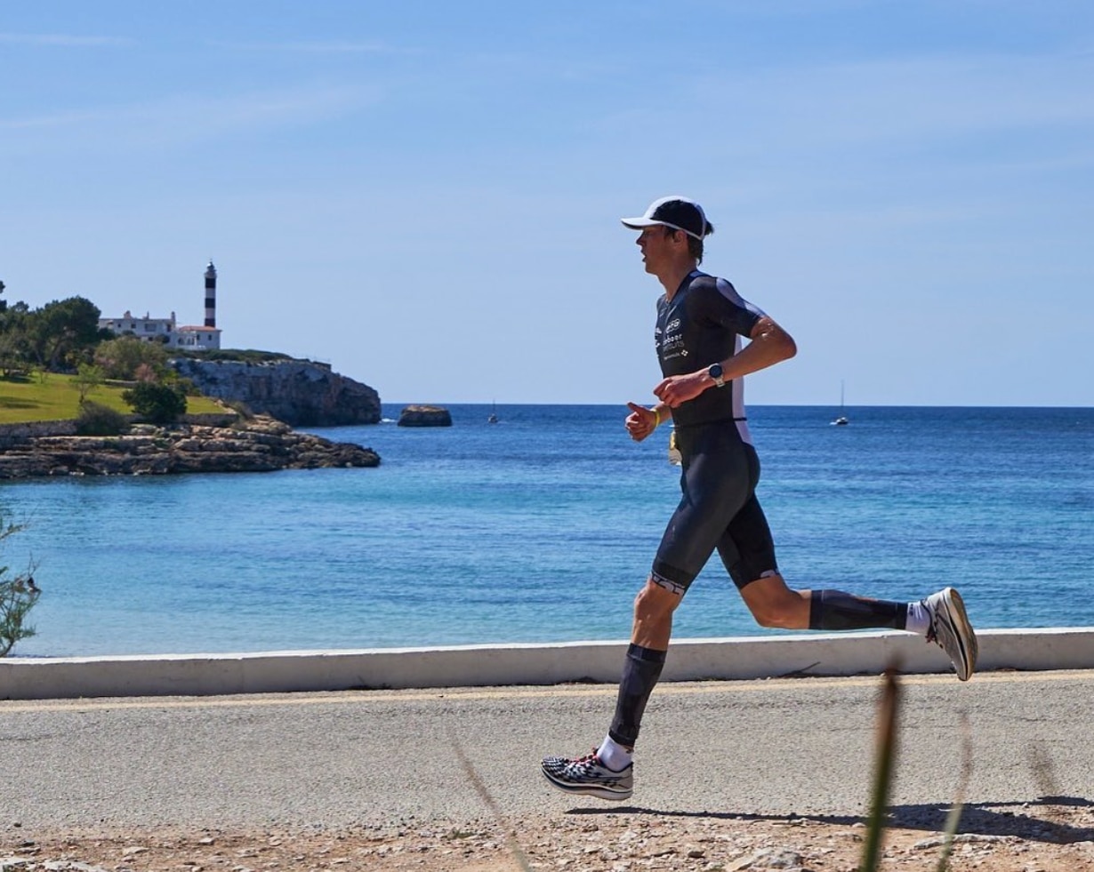 Un triatleta con el faro de fondo en el Tri de Protocolom