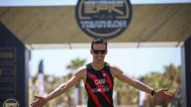 Photo d'un triathlète à la ligne d'arrivée du Mediterranean Epic Triathlon