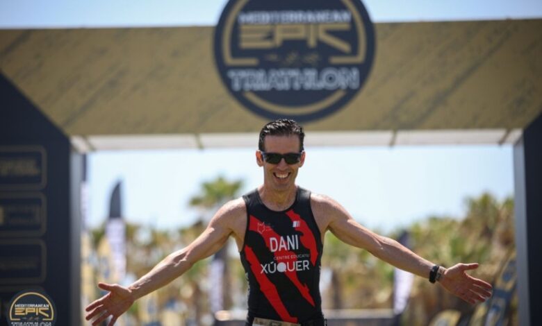 Foto de un triatleta en meta del Mediterranean Epic Triathlon