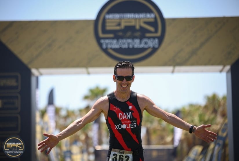 Foto eines Triathleten an der Ziellinie des Mediterranean Epic Triathlon
