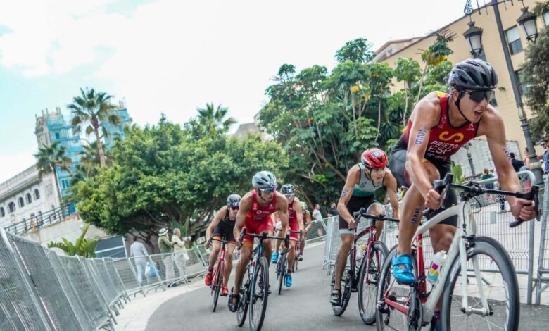 FETRI/ triatletas compitiendo en ceuta