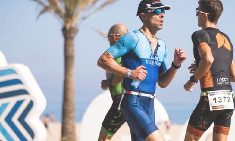 Triathletes in the ICAN Triathlon Gandia race sector