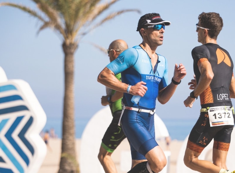 Triathletes in the ICAN Triathlon Gandia race sector