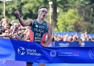 WorldTriathlon/ Vasco Vilaca ganando en Roma