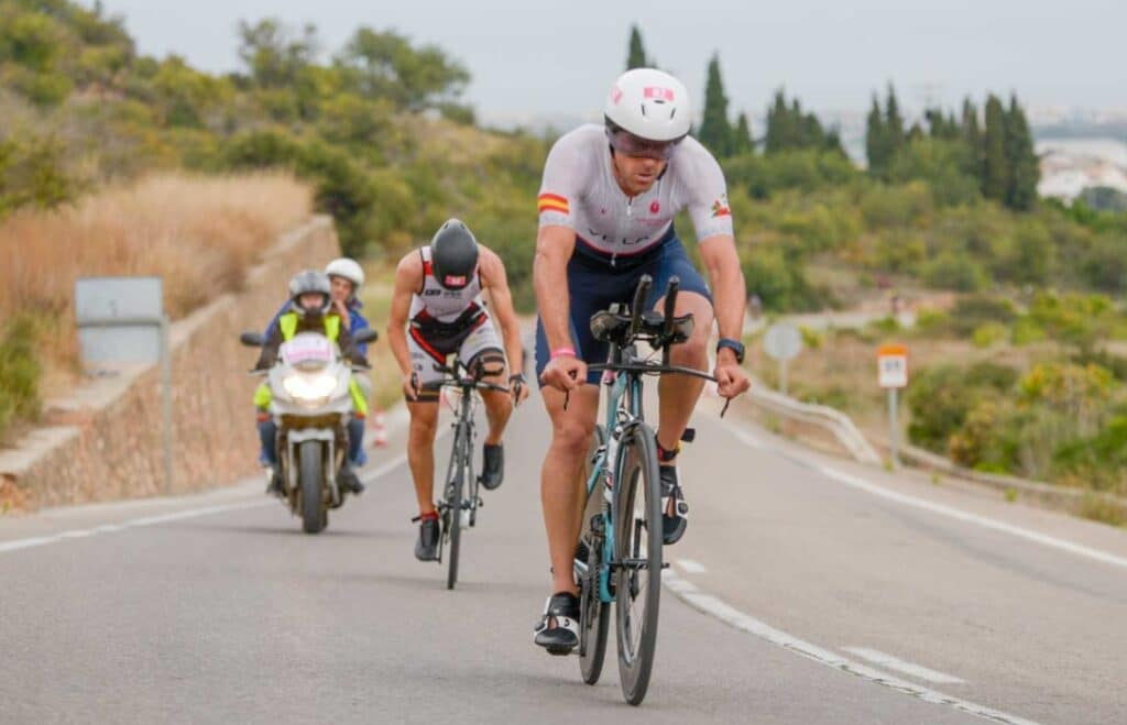 Carlos Muóz/ imagen de 2 triatletas en el ciclismo del triXilxes