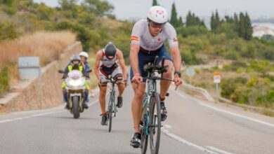 Carlos Muóz/ imagem de 2 triatletas no ciclismo triXilxes