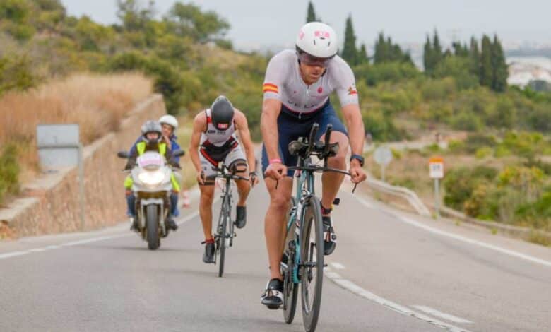 Carlos Muóz/ image of 2 triathletes in triXilxes cycling
