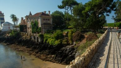 IRONMAN/ image of a triathletes entering Cascais