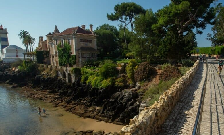 IRONMAN/ imagen de un triatletas entrando en Cascais