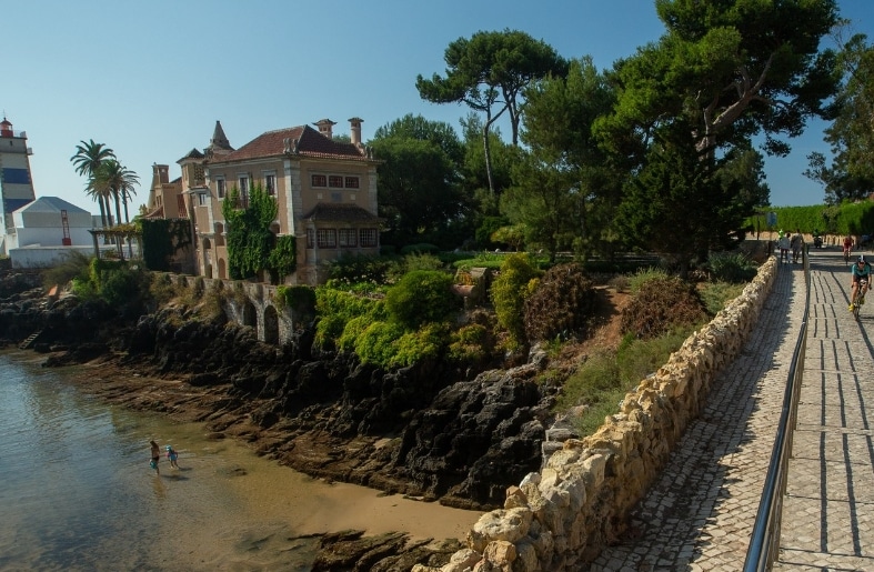 IRONMAN/ imagen de un triatletas entrando en Cascais