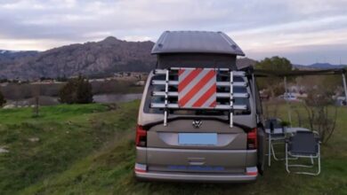 la VW Surfer Suite de Roadsurfer acampada en Madrid