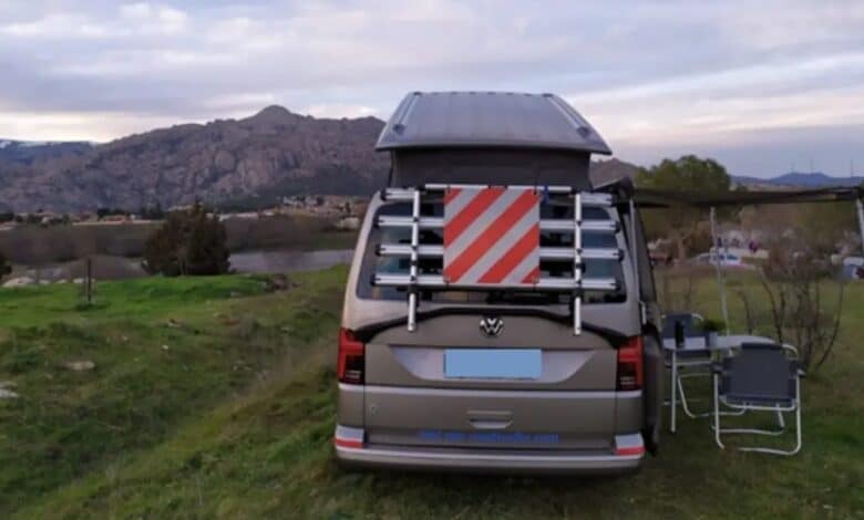 la VW Surfer Suite de Roadsurfer acampada en Madrid