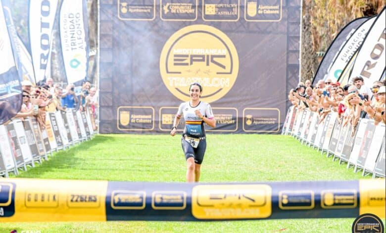 Imagen de una triatleta entrando en meta en el EPIC Triathlon