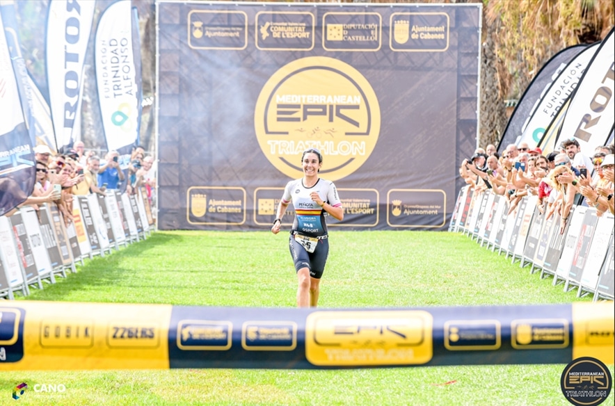 Imagen de una triatleta entrando en meta en el EPIC Triathlon