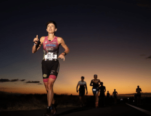 @donaldmiralle / una triatleta grupo de edad corriendo en Kona