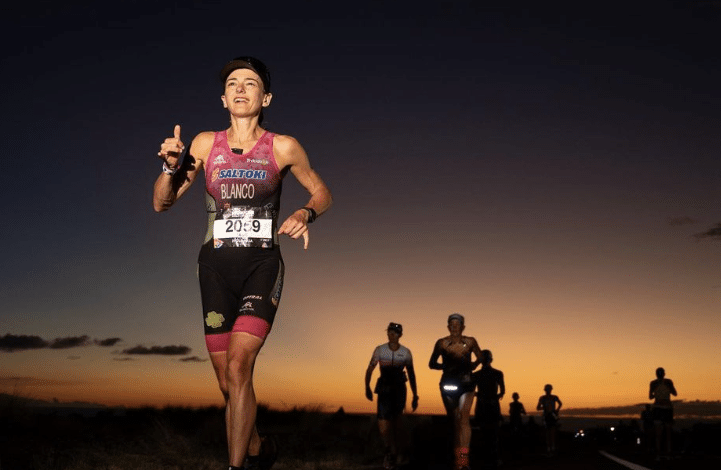 @donaldmiralle / una triatleta grupo de edad corriendo en Kona