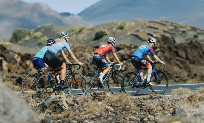 Imagem de ciclistas treinando em Lanzarote