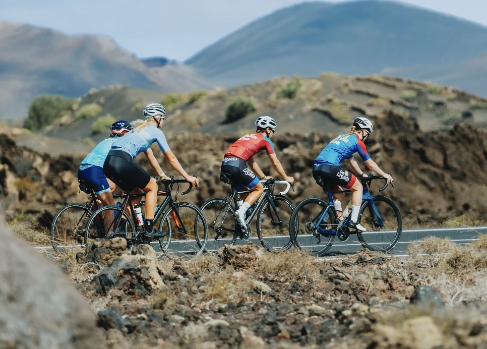 Imagen de ciclistas entrenando en Lanzarote