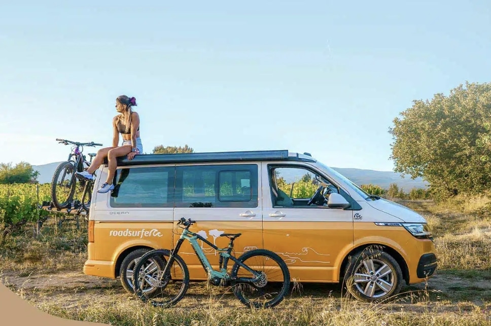 Imagen de una deportista con bicicletas con Roadsurfer