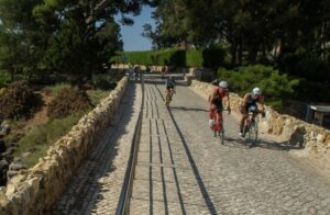 IRONMAN/ Bild von Triathleten, die Cascais betreten
