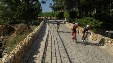 IRONMAN/ imagem de triatletas entrando em Cascais