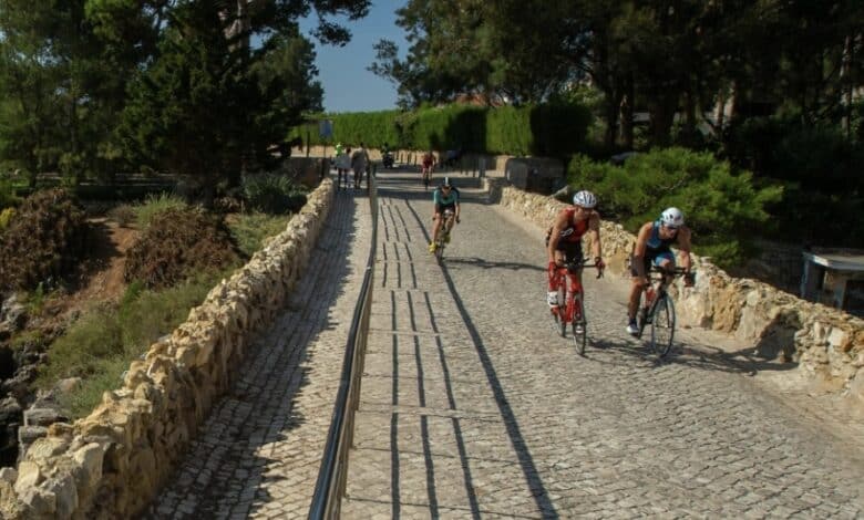 IRONMAN/ imagem de triatletas entrando em Cascais