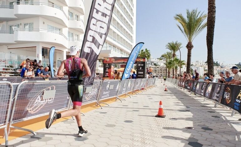 Instagram/Image d'un triathlète courant dans le semi-triathlon d'Ibiza