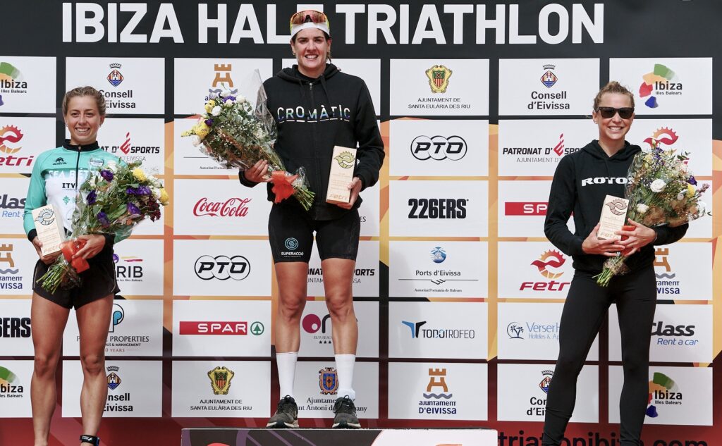 Pódium femenino en el Ibiza Half Triathlon 2023