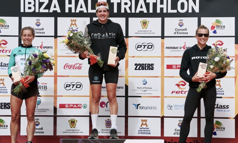 Pódium femenino en el Ibiza Half Triathlon 2023