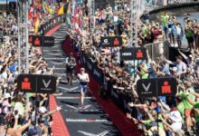 IRONMAN/ immagine di Lucy Charles che arriva al traguardo