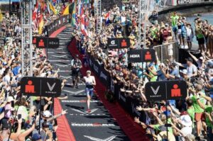 IRONMAN/image de Lucy Charles entrant dans la ligne d'arrivée