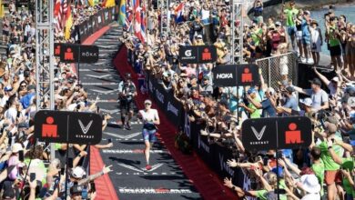 IRONMAN/image de Lucy Charles entrant dans la ligne d'arrivée