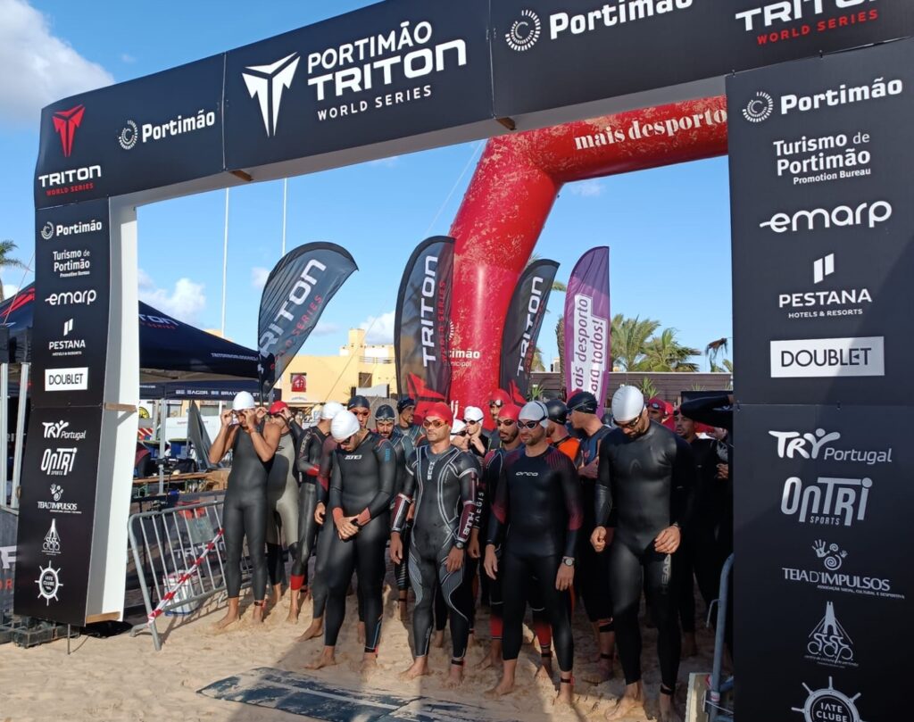 Imagen de la salida de la natación del TRITON Portimão