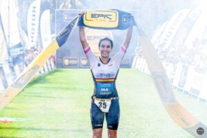 Marta Sánchez ganando en el Epic Triathlon
