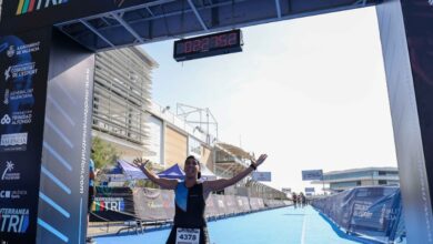 Ein Triathlet feiert an der Ziellinie eines MTRI