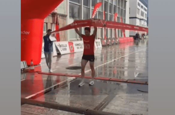 Instagrm/ Javier Gómez Noya vencendo a meia maratona de Vigo